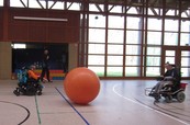 Riesenball in Sporthalle